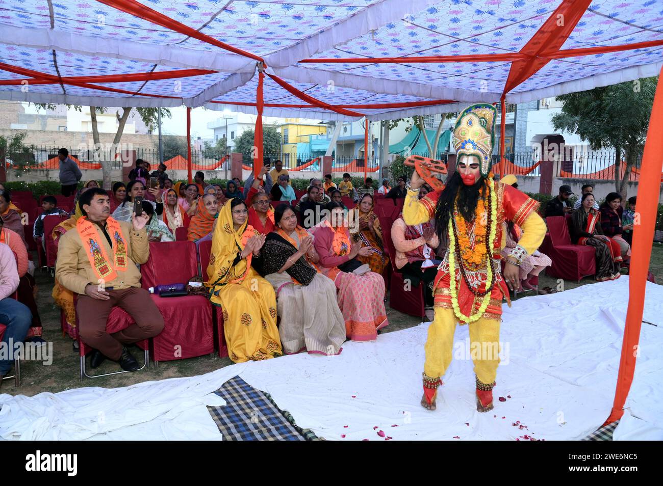 Bikaner, Rajasthan, Inde. 22 janvier 2024. Dévots au temple Jai Veer Hanuman à l'occasion de la cérémonie de consécration de RAM Mandir d'Ayodhya à Jai Veer Hanuman Vatika Shastri Nagar, Nagnechi Ji Scheme. (Image de crédit : © Dinesh Gupta/Pacific Press via ZUMA Press Wire) USAGE ÉDITORIAL SEULEMENT! Non destiné à UN USAGE commercial ! Banque D'Images