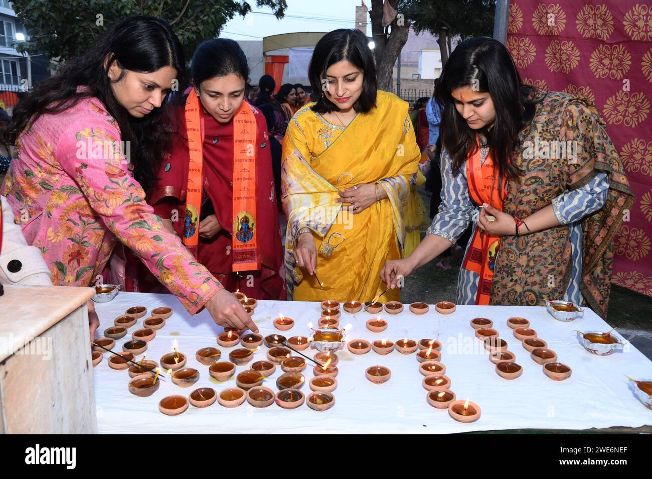 Bikaner, Rajasthan, Inde. 22 janvier 2024. Dévots au temple Jai Veer Hanuman à l'occasion de la cérémonie de consécration de RAM Mandir d'Ayodhya à Jai Veer Hanuman Vatika Shastri Nagar, Nagnechi Ji Scheme. (Image de crédit : © Dinesh Gupta/Pacific Press via ZUMA Press Wire) USAGE ÉDITORIAL SEULEMENT! Non destiné à UN USAGE commercial ! Banque D'Images