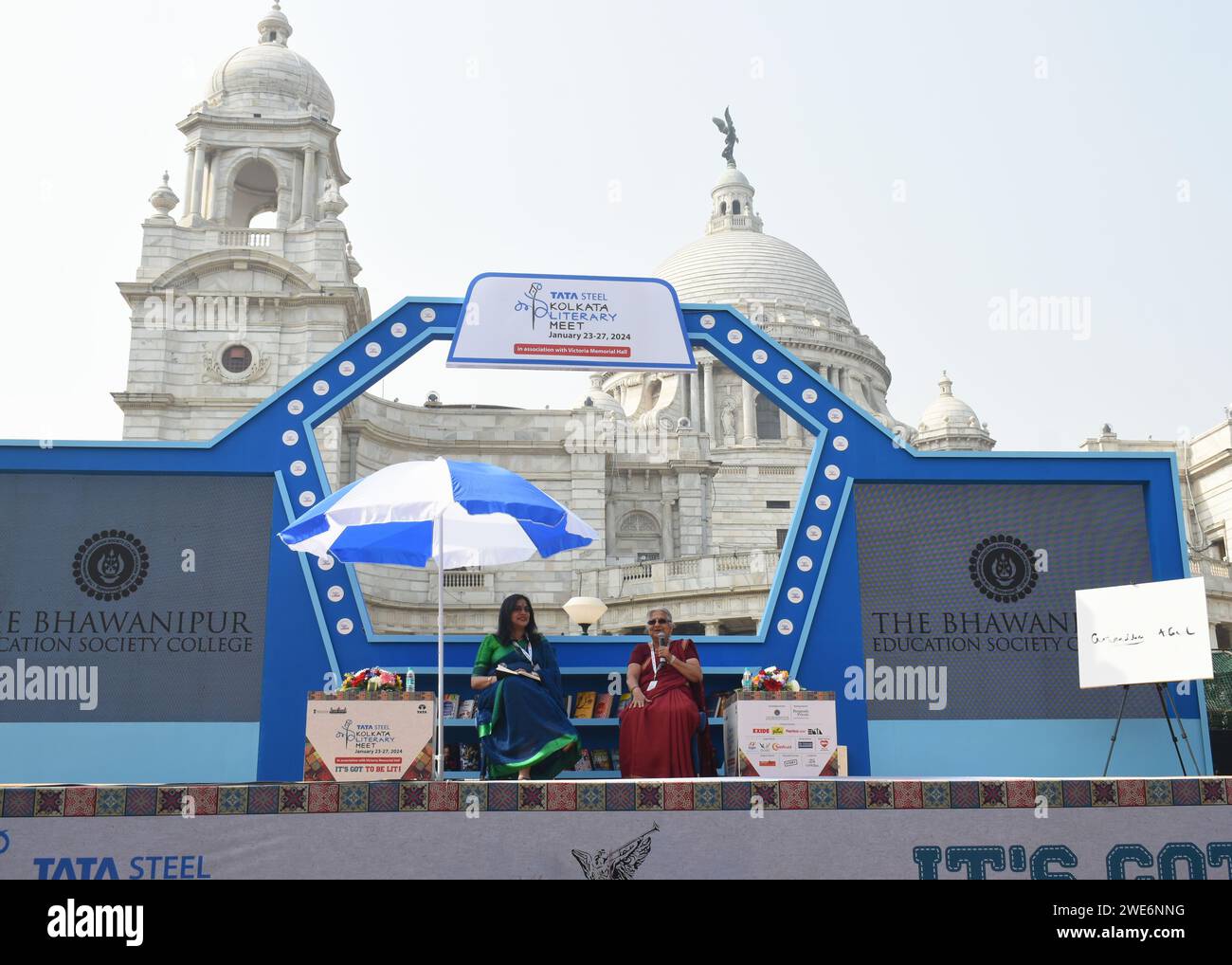 Kolkata, Inde. 23 janvier 2024. Écrivain éminent et lauréat Padma Bhushan 2023 Sudha Murthy prend la parole à la rencontre littéraire Tata Steel Kolkata 2024 au Victoria Memorial Hall. (Photo de Sayantan Chakraborty/Pacific Press) crédit : Pacific Press Media production Corp./Alamy Live News Banque D'Images