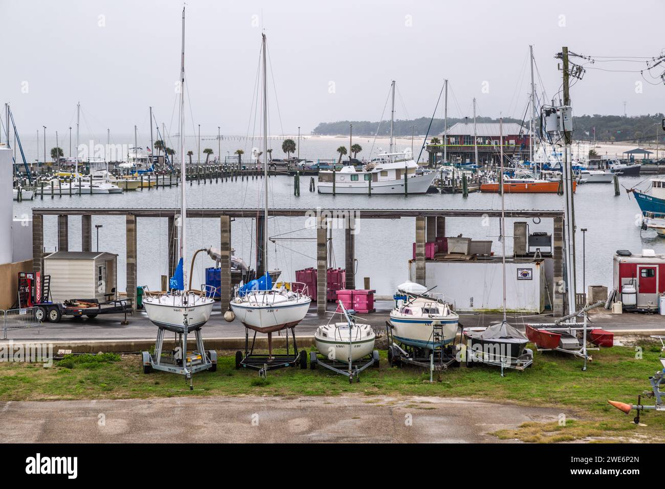 Bateaux de pêche et crevettiers amarrés dans le port derrière des voiliers traînés à Pass Christian, Mississippi Banque D'Images