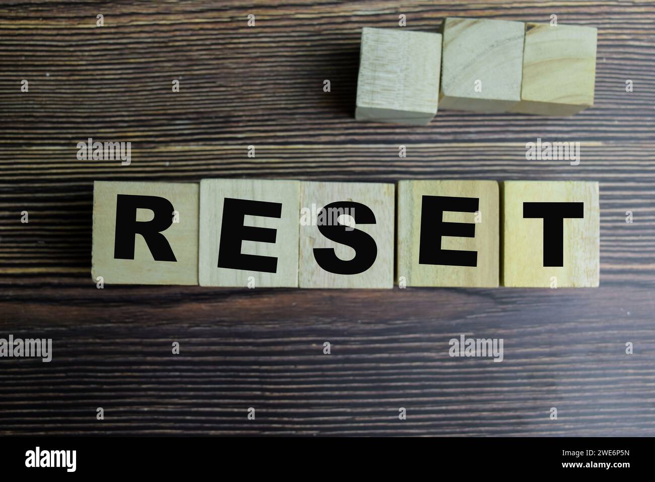 Concept des cubes en bois avec le mot Reset sur fond en bois. Banque D'Images
