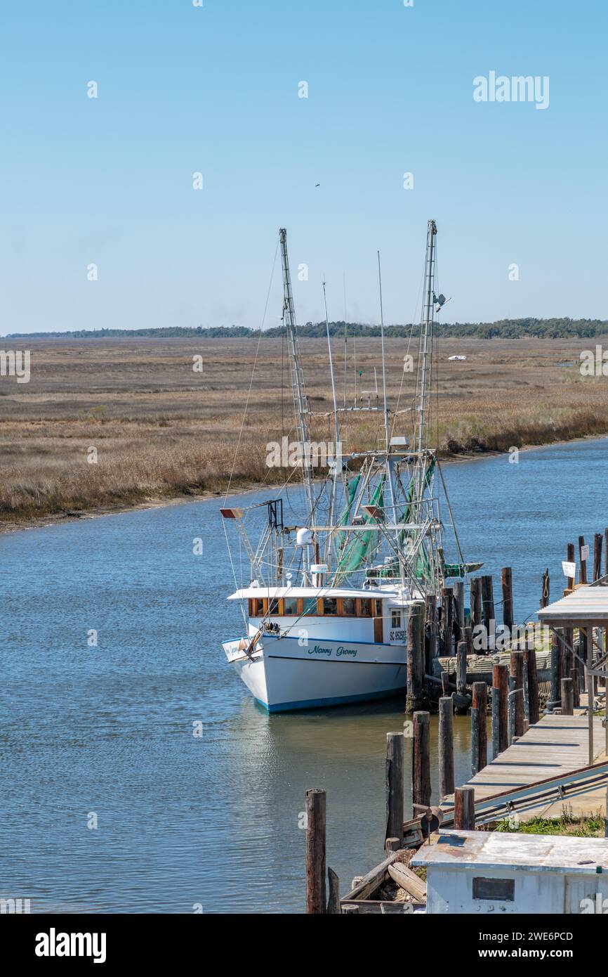 Bateau de crevettier commercial Nanny Granny a accosté à Bayou Caddy Fisheries dans une zone humide le long du golfe du Mexique à Bay St. Louis, Mississipi Banque D'Images