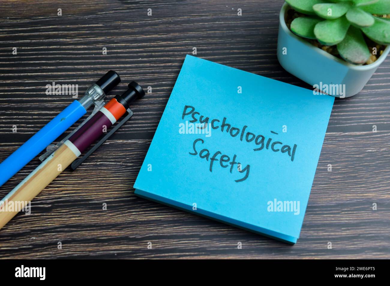 Concept de sécurité psychologique écrire sur les notes adhésives isolées sur la table en bois. Banque D'Images