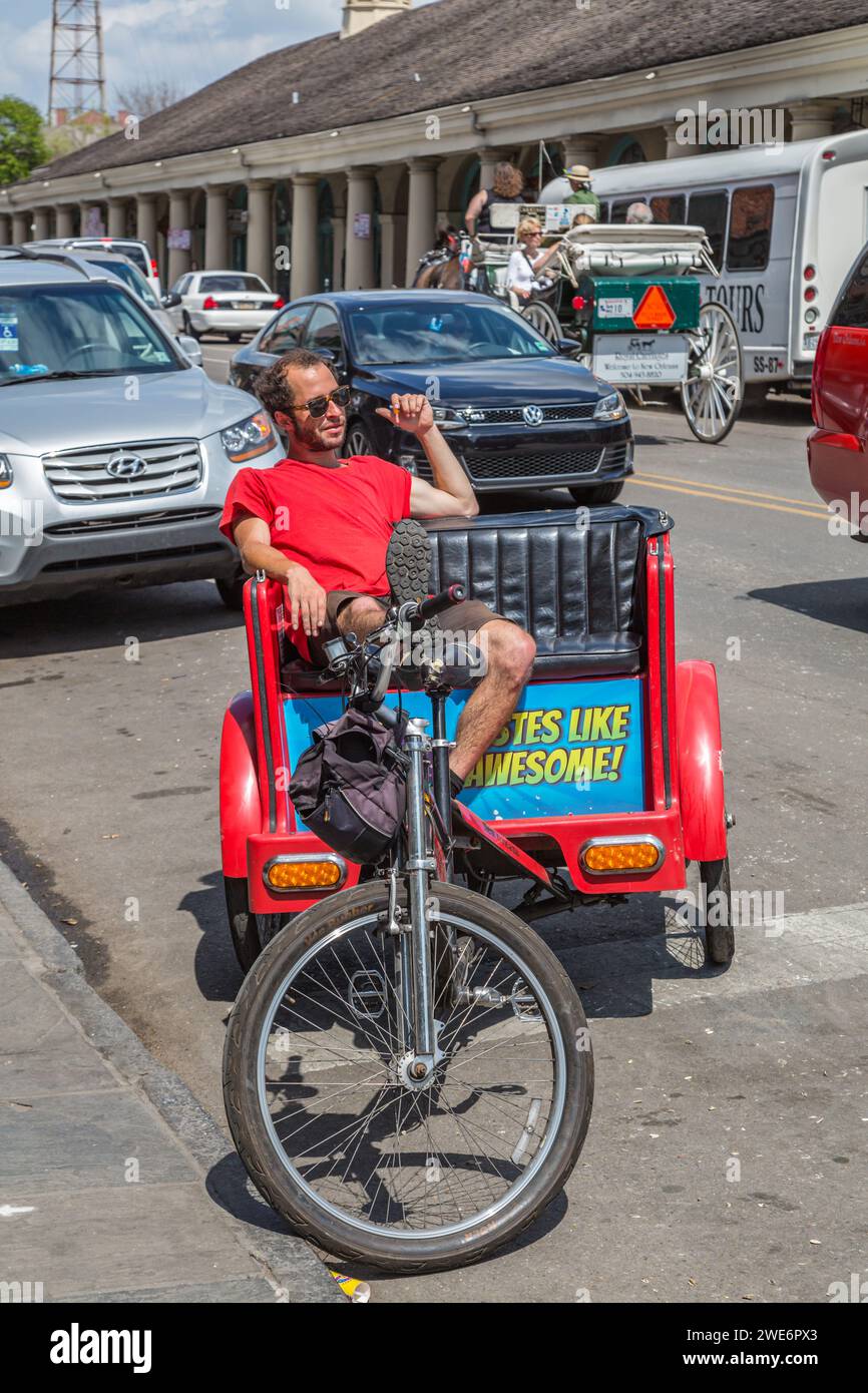 Chauffeur de taxi vélo attendant les passagers devant le marché français sur Decatur Street dans le quartier français de la Nouvelle-Orléans, Louisana Banque D'Images