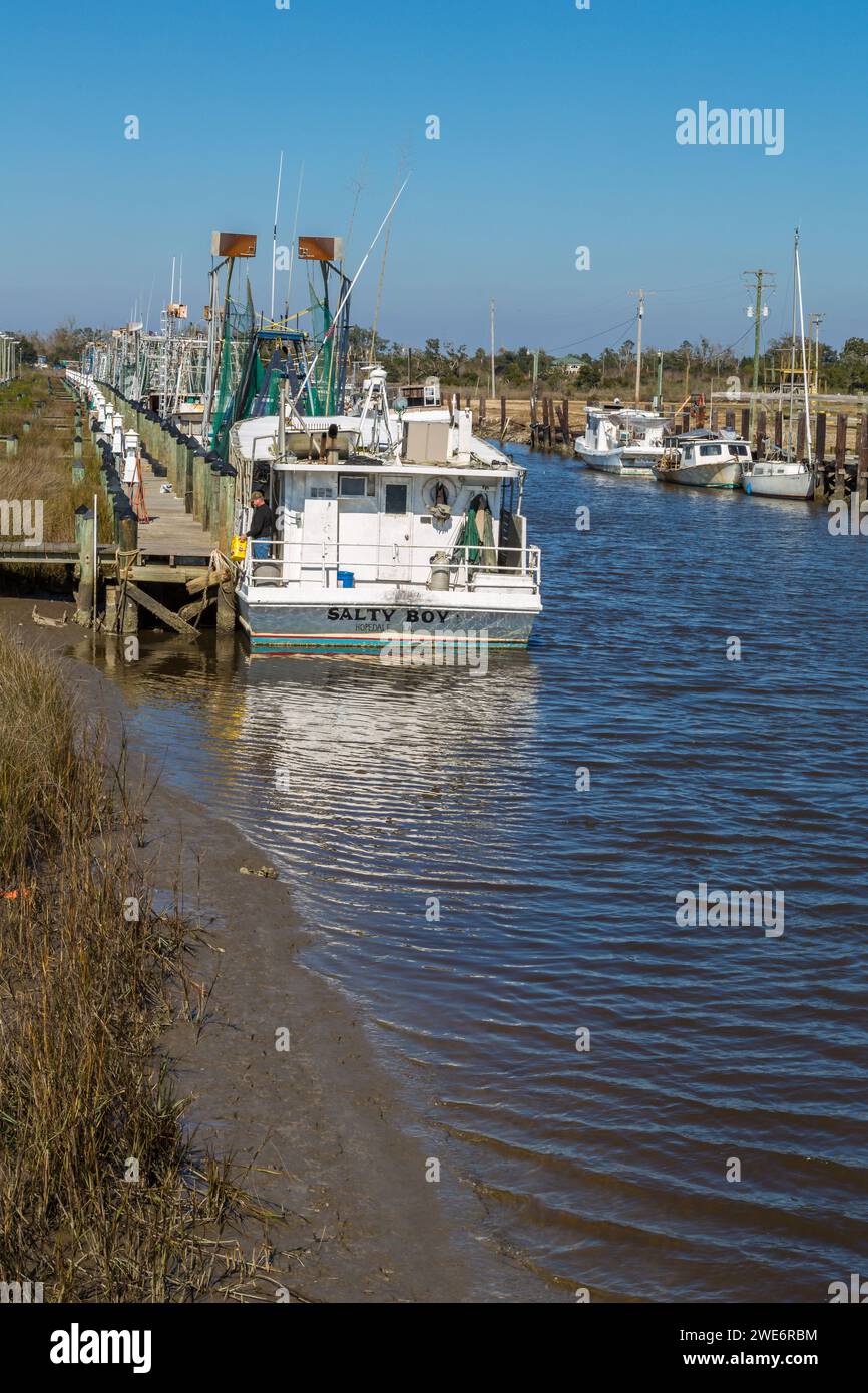 Bateau de pêche commercial Salty Boy amarré à Bayou Caddy dans une zone humide le long du golfe du Mexique à Bay St. Louis, Mississipi Banque D'Images