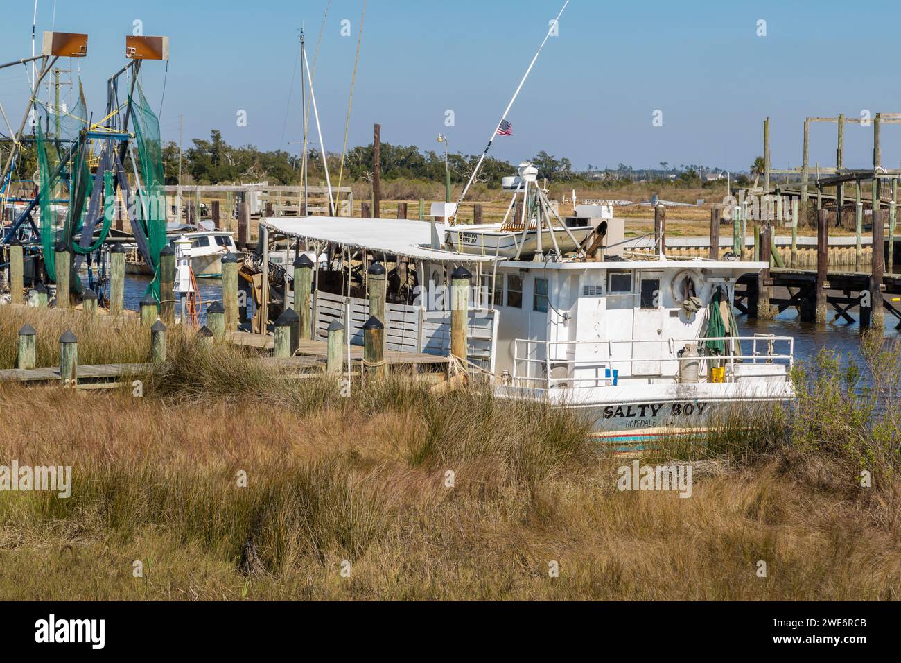 Bateau de pêche commercial Salty Boy amarré à Bayou Caddy dans une zone humide le long du golfe du Mexique à Bay St. Louis, Mississipi Banque D'Images