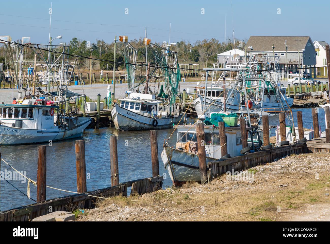 Bateaux de pêche commerciale et crevettier amarrés à Bayou Caddy Fisheries dans une zone humide le long du golfe du Mexique à Bay St. Louis, Mississipi Banque D'Images