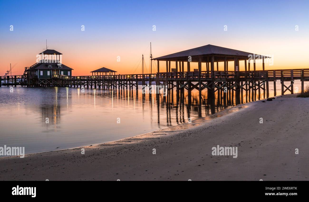 Biloxi Schooner Pier Complex abrite deux répliques de voiliers à tirant d'eau peu profond utilisés pour des charters le long de la côte du golfe du Mississippi à Biloxi Mississippi Banque D'Images Biloxi Schooner Pier Complex abrite deux répliques de voiliers à tirant d'eau peu profond utilisés pour des charters le long de la côte du golfe du Mississippi à Biloxi Mississippi Banque D'Images