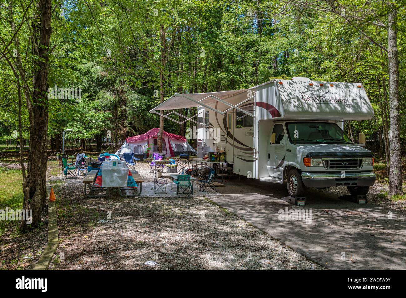 Camping-car et tente au camping à Fall Creek Falls State Park près de Spencer, Tennessee Banque D'Images