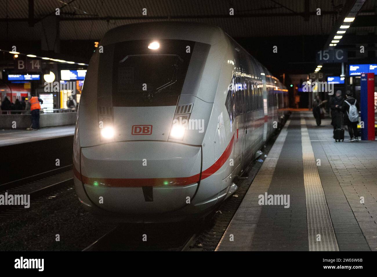 Streik der Lokführergewerkschaft GDL BEI der Deutschen Bahn am 23.01.24. Gesellschaft, Wirtschaft, Verkehr, Bahn : einer der wenigen ICEÂ s faehrt in den Duesseldorfer Hauptbahnhof ein. Die Gewerkschaft Deutscher Lokomotivführer GDL Hat erneut zu einem Streik BEI der Deutschen Bahn am 23.01.2024 aufgerufen. Foto : Kirchner-Media/TH Duesseldorf Hauptbahnhof Nordrhein-Westfalen Deutschland *** grève du syndicat des conducteurs de train GDL à Deutsche Bahn le 23 01 24 Société, économie, transport, Rail un des rares ICES arrive à la gare centrale de Duesseldorf le syndicat allemand des conducteurs de train GDL a de nouveau calle Banque D'Images