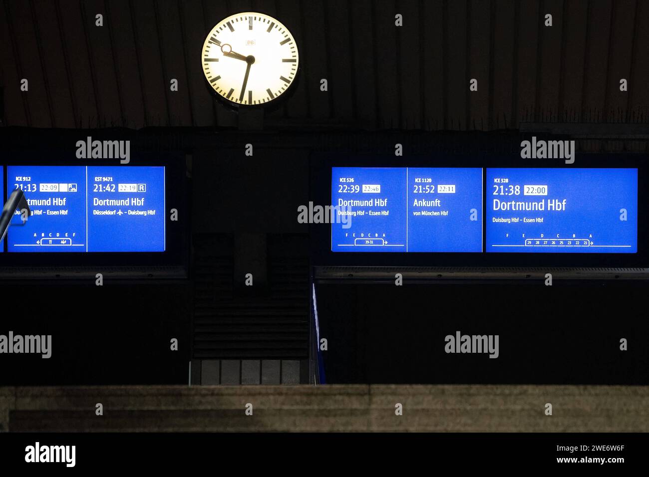 Streik der Lokführergewerkschaft GDL BEI der Deutschen Bahn am 23.01.24. Gesellschaft, Wirtschaft, Verkehr, Bahn : auf den Bahnsteigen weisen die Tafeln auf die Verspaetungen der Zuege Hin. Die Gewerkschaft Deutscher Lokomotivführer GDL Hat erneut zu einem Streik BEI der Deutschen Bahn am 23.01.2024 aufgerufen. Foto : Kirchner-Media/TH Duesseldorf Hauptbahnhof Nordrhein-Westfalen Deutschland *** grève du syndicat des conducteurs de train GDL à Deutsche Bahn le 23 01 24 Société, économie, transport, chemins de fer sur les quais, les conseils signalent les retards des trains le syndicat allemand des conducteurs de train GDL Banque D'Images