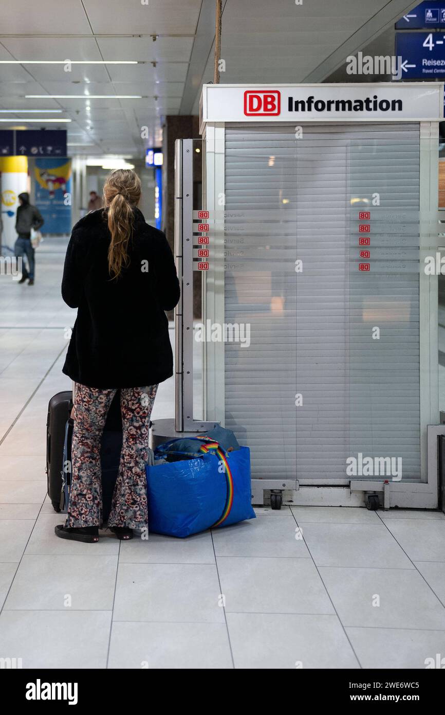 Streik der Lokführergewerkschaft GDL BEI der Deutschen Bahn am 23.01.24. Gesellschaft, Wirtschaft, Verkehr, Bahn : eine Reisende informiert sich ueber die Weiterfahrtmoeglichkeiten. Die Gewerkschaft Deutscher Lokomotivführer GDL Hat erneut zu einem Streik BEI der Deutschen Bahn am 23.01.2024 aufgerufen. Foto : Kirchner-Media/TH Duesseldorf Hauptbahnhof Nordrhein-Westfalen Deutschland *** grève du syndicat des conducteurs de train GDL à Deutsche Bahn le 23 01 24 Société, économie, transport, chemins de fer Une voyageuse s'informe sur les options de voyage le syndicat allemand des conducteurs de train GDL a à nouveau c Banque D'Images