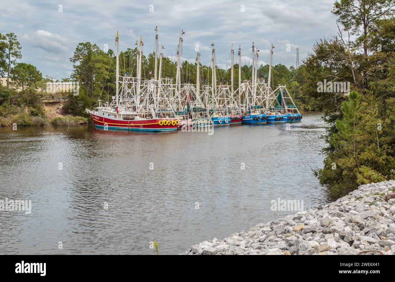 Des bateaux de pêche à la crevette commerciaux ont ancré le long de l'intérieur du Bayou Bernard en préparation d'un ouragan dans le golfe du Mexique Banque D'Images