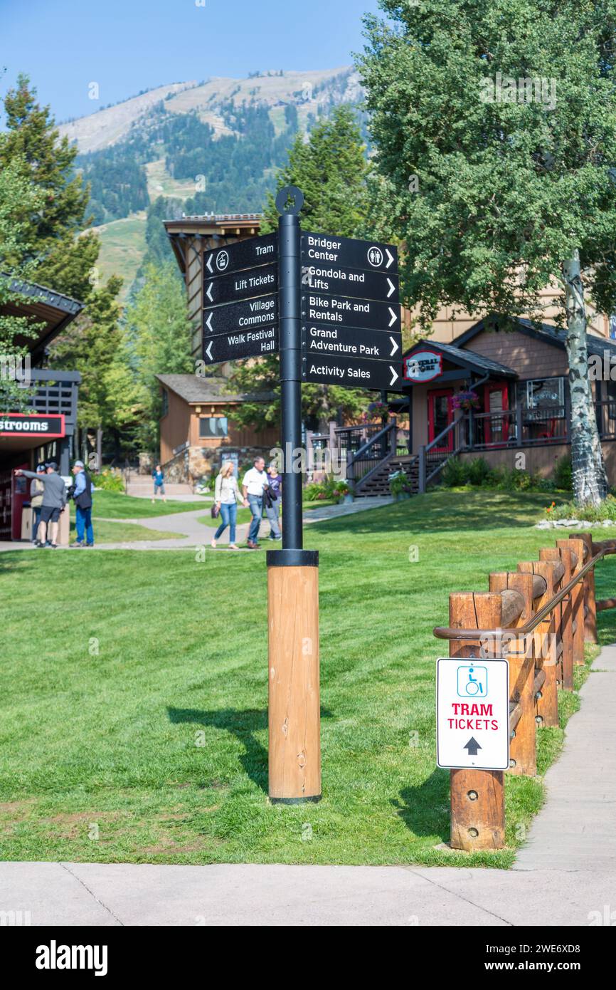 Les signes dirigent les touristes où aller à Teton Village, Jackson, Wyoming Banque D'Images