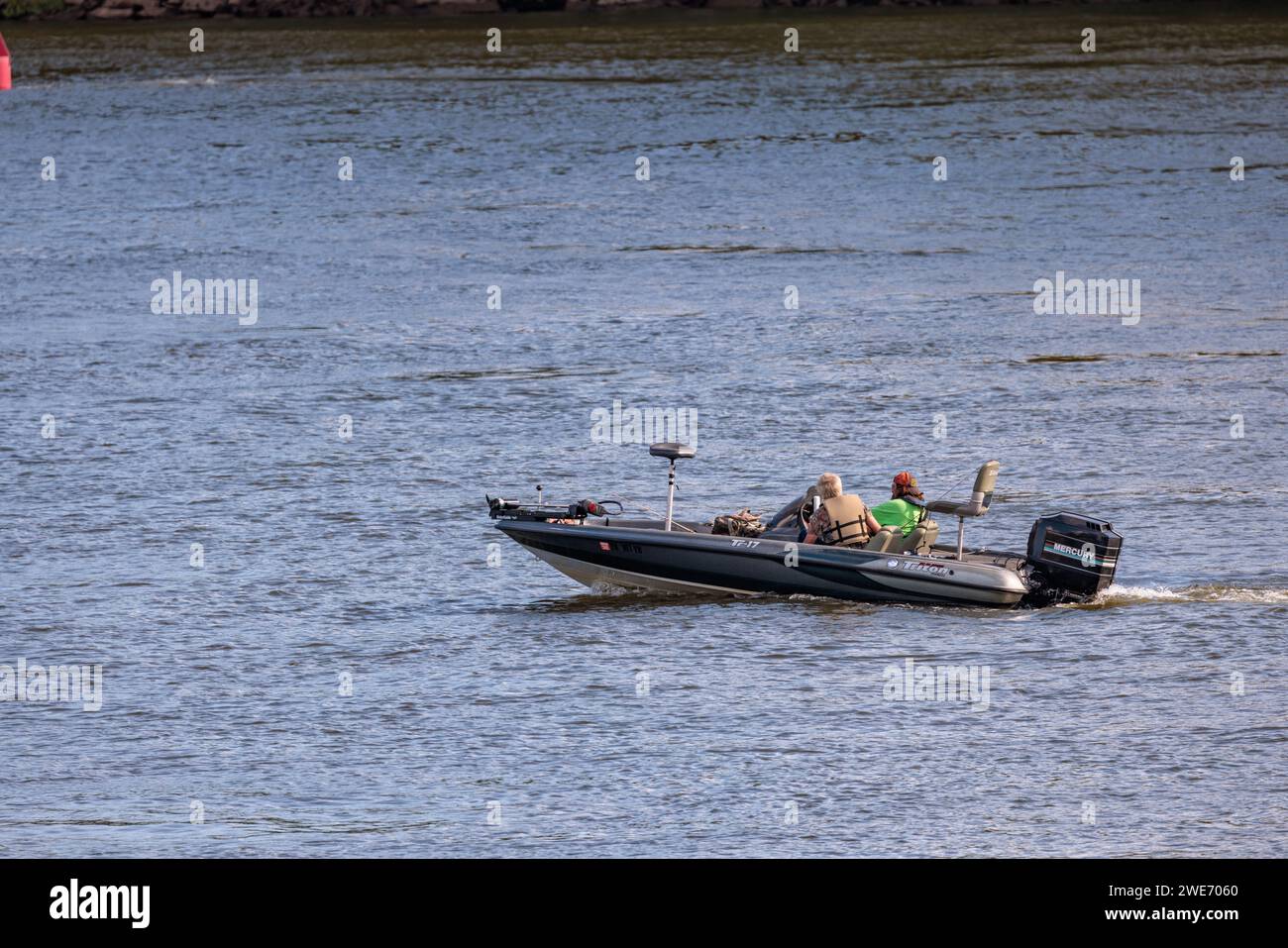 Pêcheurs à cheval en bateau de basse sur la rivière Tennessee près de Counce, Tennessee Banque D'Images