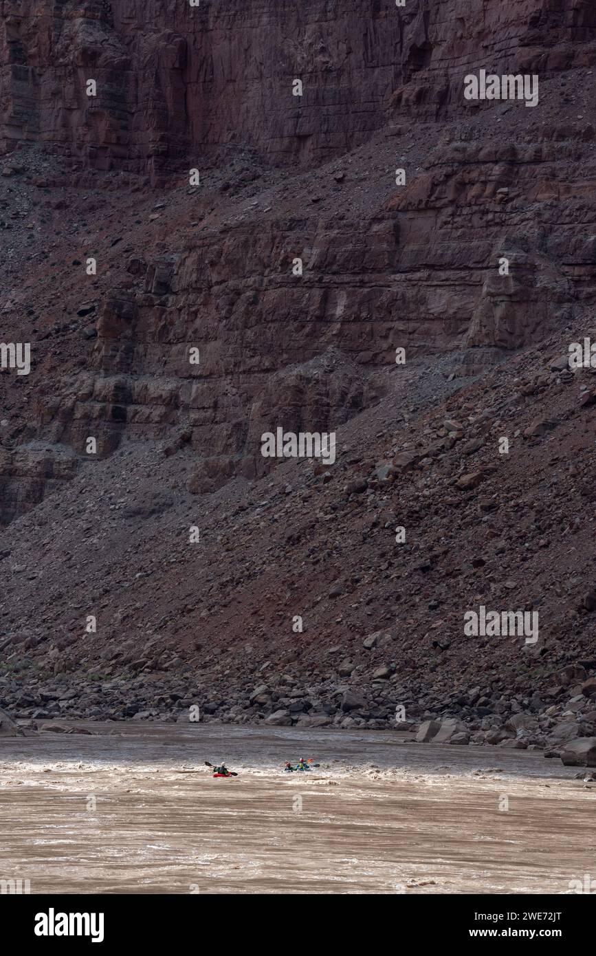 Kayak sur le fleuve Colorado à Cataract Canyon, Utah. Banque D'Images