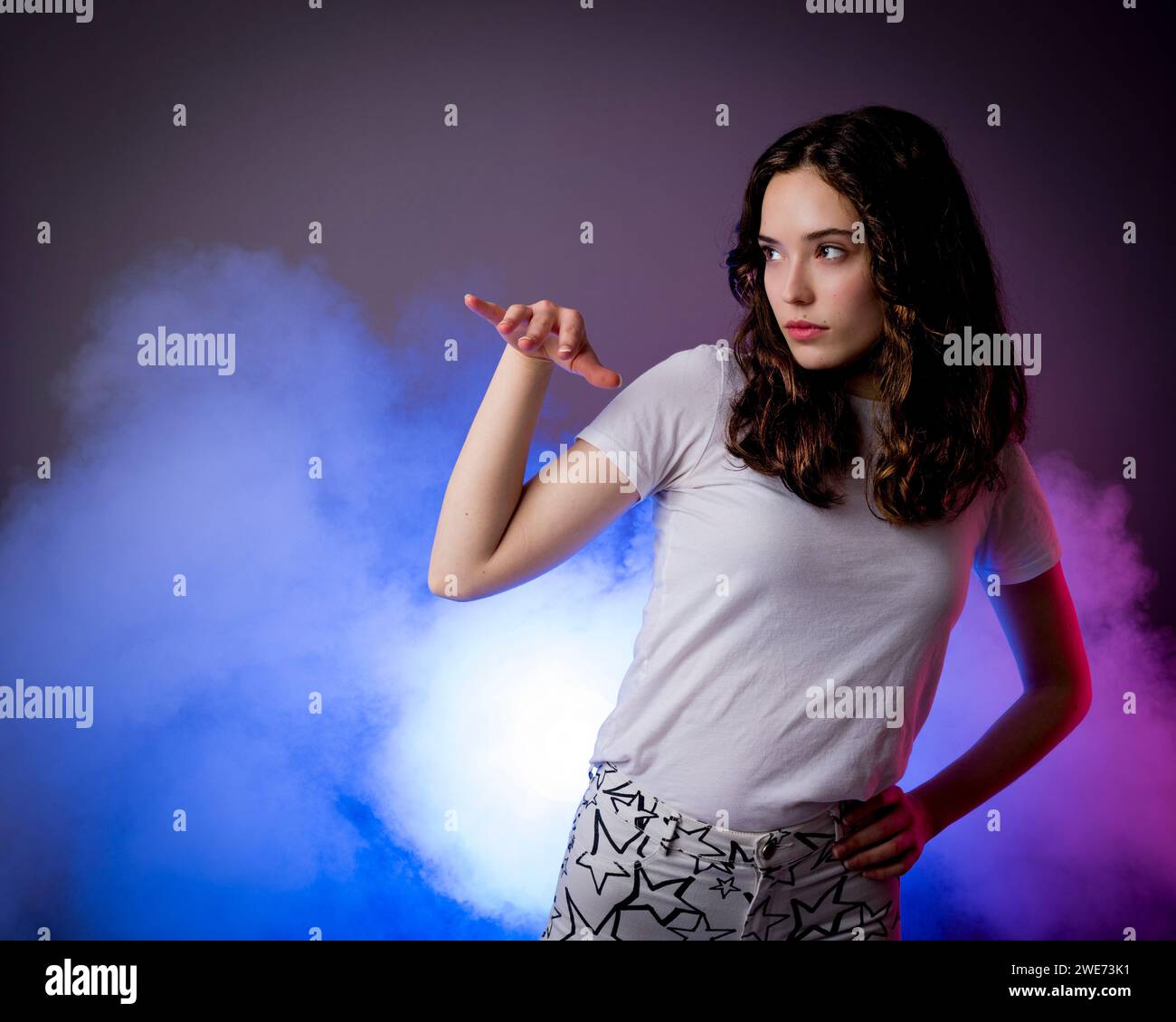 Teenage Girl Casting sort Magic Studio Fog Gel Lighting Banque D'Images