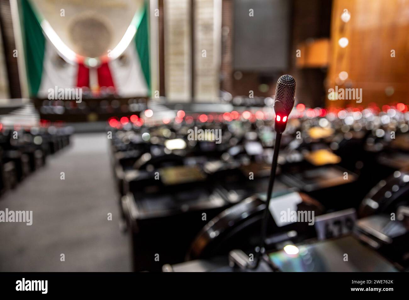 Mexico, Mexique. 07 août 2023. Microphone pour les membres du Congrès à la Chambre des députés du Mexique au Palais législatif de San Lazaro. Banque D'Images