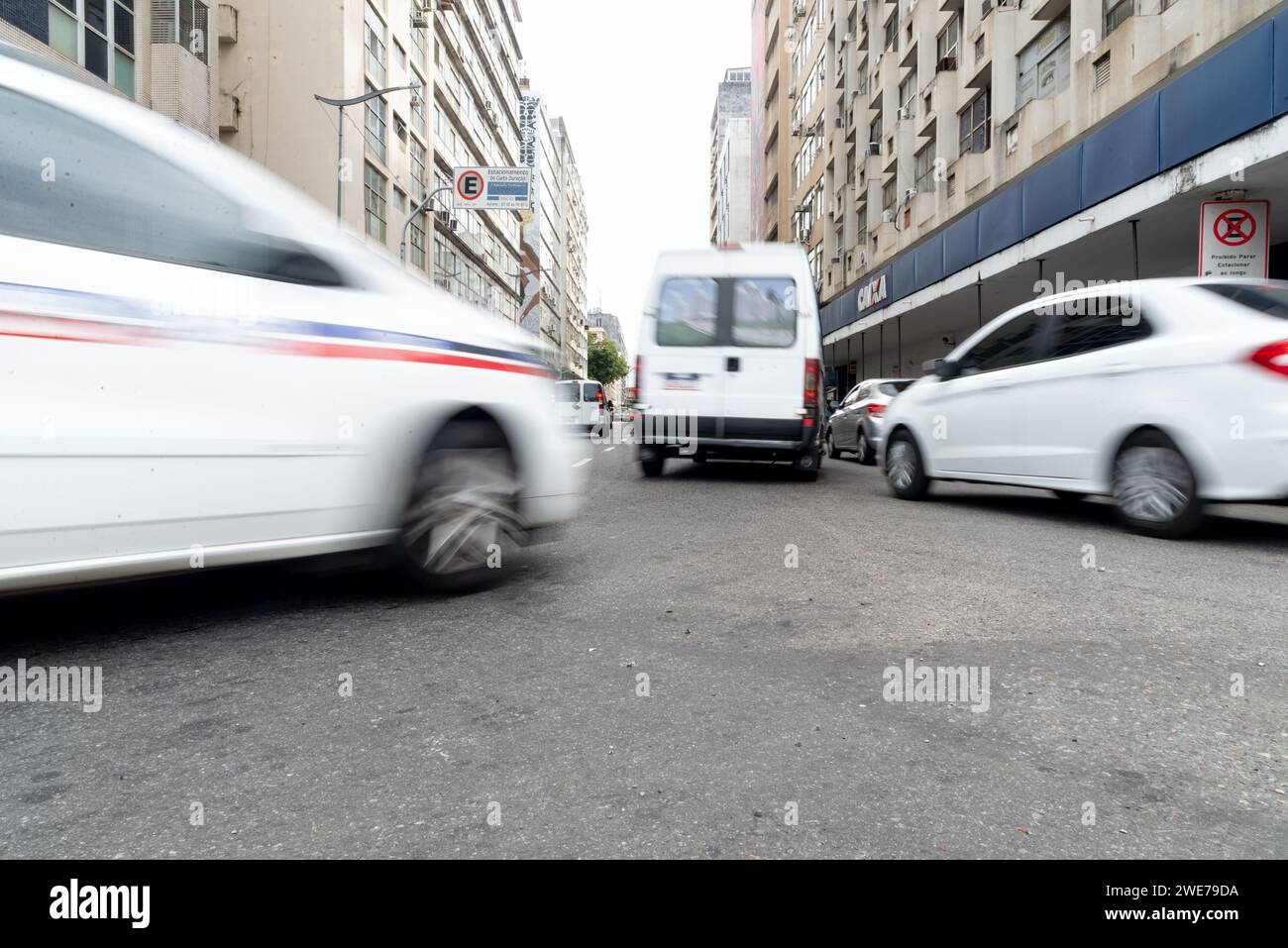 Salvador, Bahia, Brésil - 05 janvier 2024 : vue d'un trafic intense de véhicules en mouvement dans le quartier commercial de la ville de Salvador, Bahia. Banque D'Images Salvador, Bahia, Brésil - 05 janvier 2024 : vue d'un trafic intense de véhicules en mouvement dans le quartier commercial de la ville de Salvador, Bahia. Banque D'Images