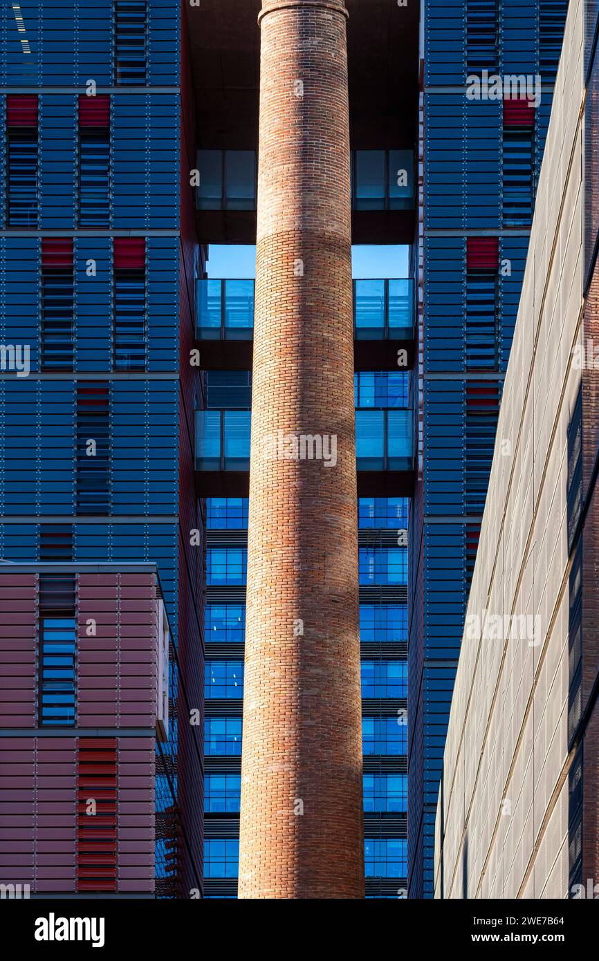 Bâtiment moderne dans une ancienne zone industrielle dans le quartier Poblenou de Barcelone en Catalogne Espagne Banque D'Images