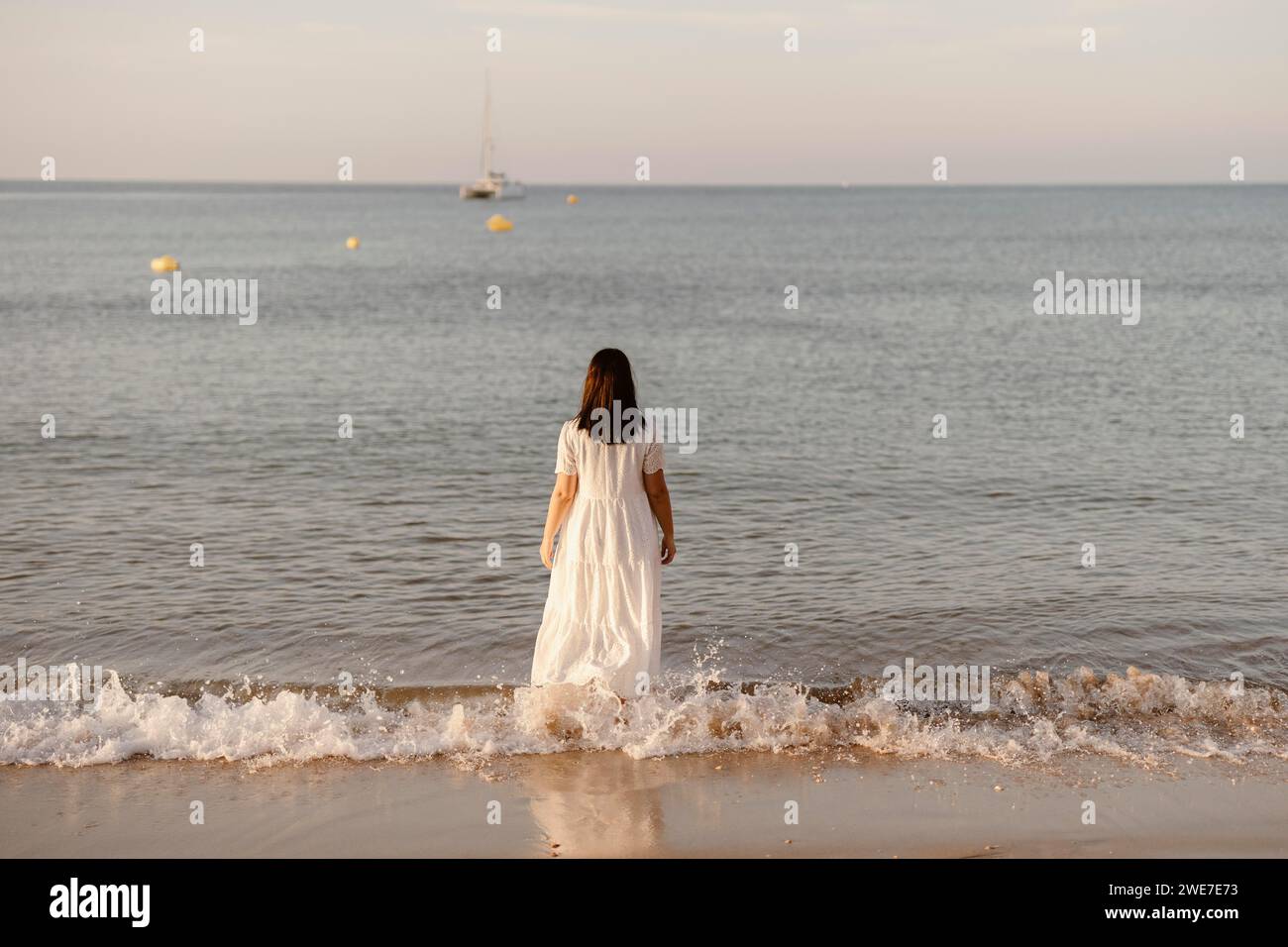Portrait de luxe de femme en robe blanche à la plage, Albufeira, Algarve, Portugal Banque D'Images