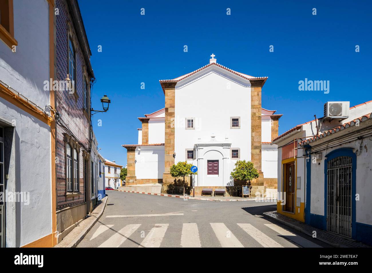 Église Saint Ildefonso dans le centre-ville traditionnel d'Almodovar, Alentejo, Portugal Banque D'Images