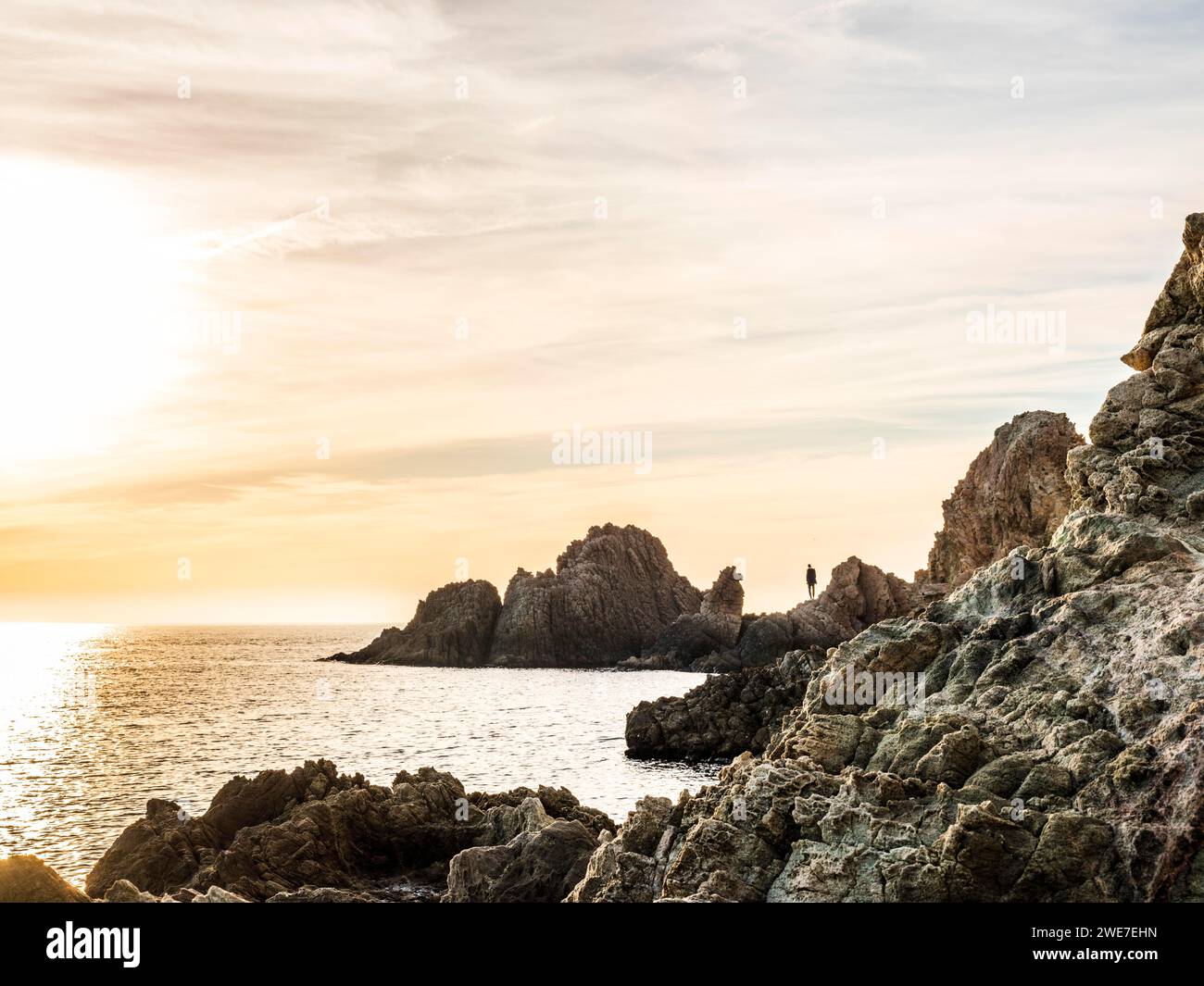 Beau paysage du cap Gata avec des formations rocheuses dans l'eau au coucher du soleil, Almeria, Andalousie, Espagne Banque D'Images