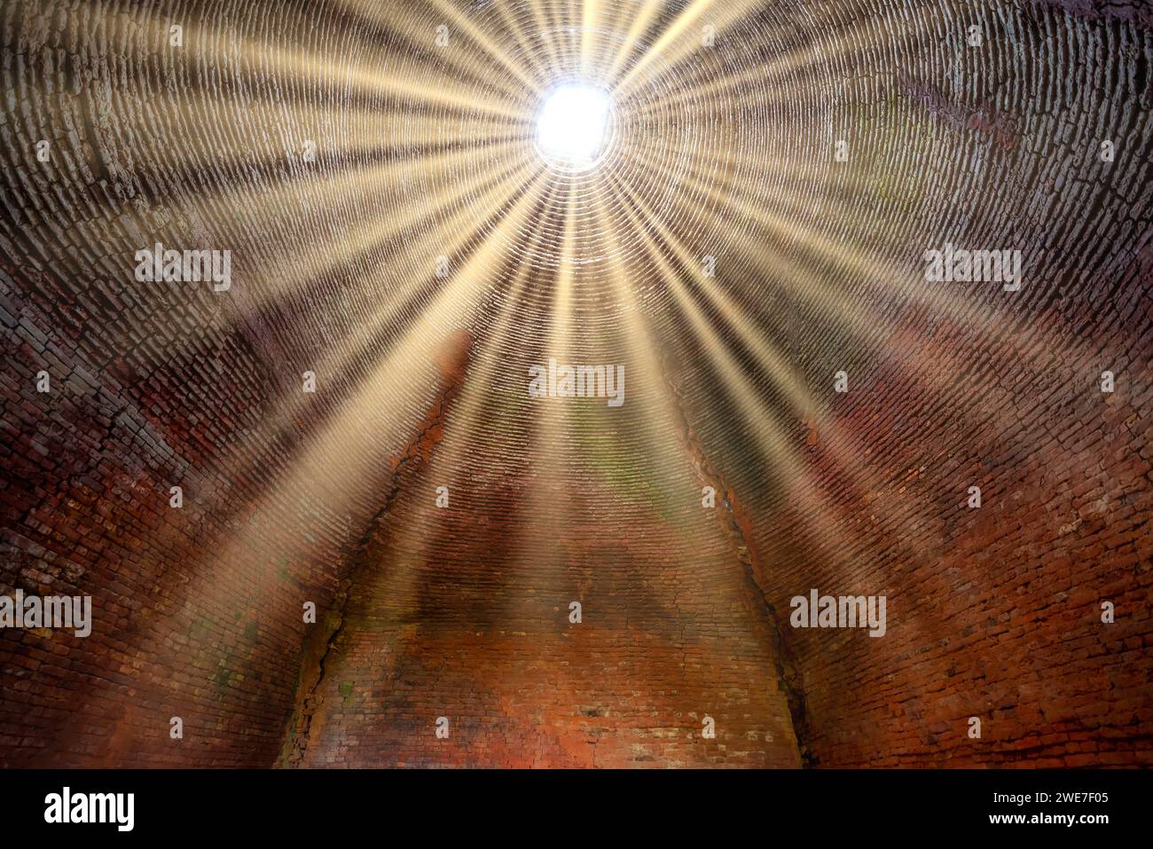 La lumière du soleil abstraite à travers le vieux four de brique abandonné crée un regard mystérieux. Four à briques méthode manuelle de fabrication de briques au 19e siècle Banque D'Images