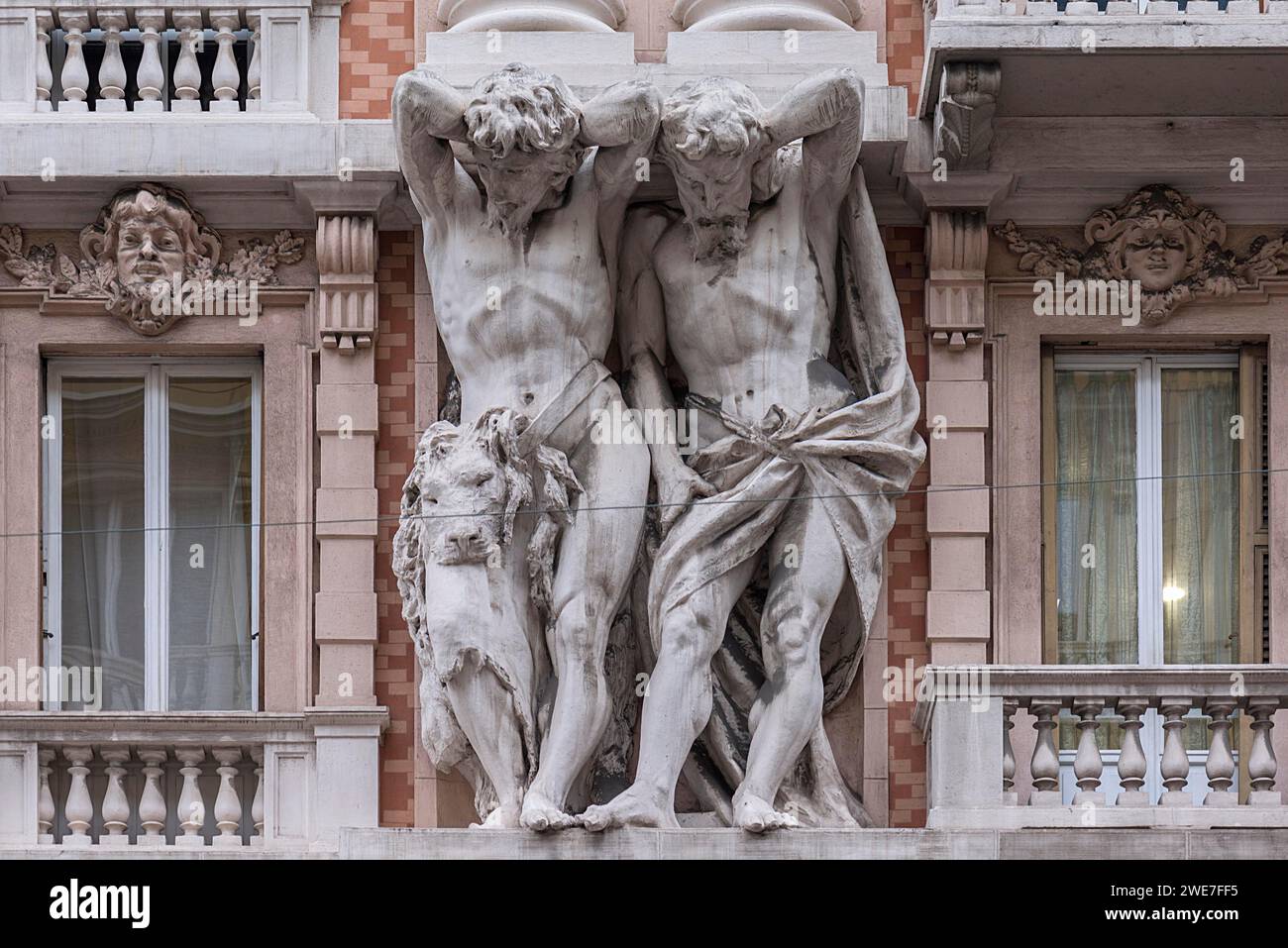 Deux atlas sur une façade de maison historique, Gênes, Italie Banque D'Images