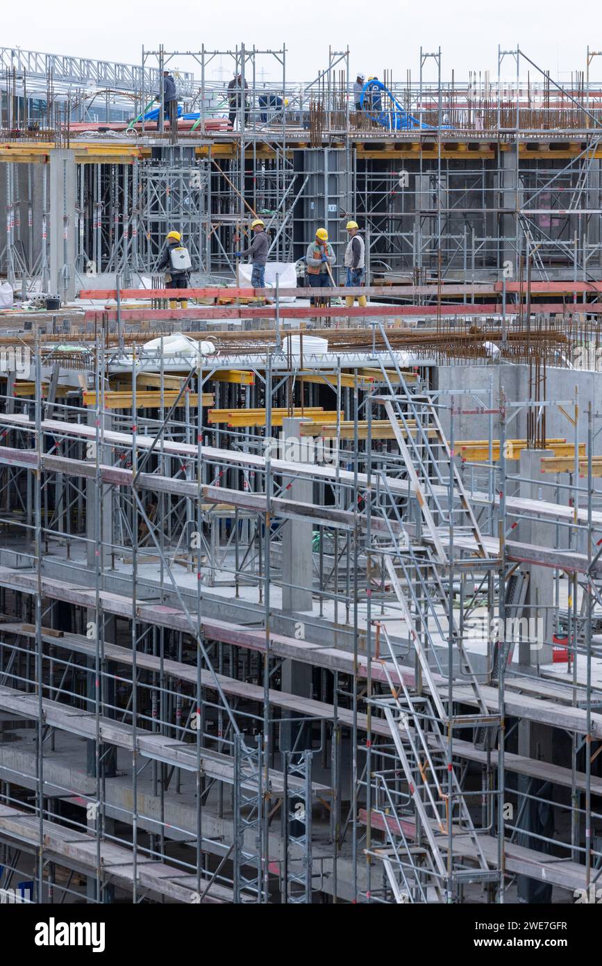 Ouvrier du bâtiment sur un grand chantier, Eschborn, Hesse, Allemagne Banque D'Images