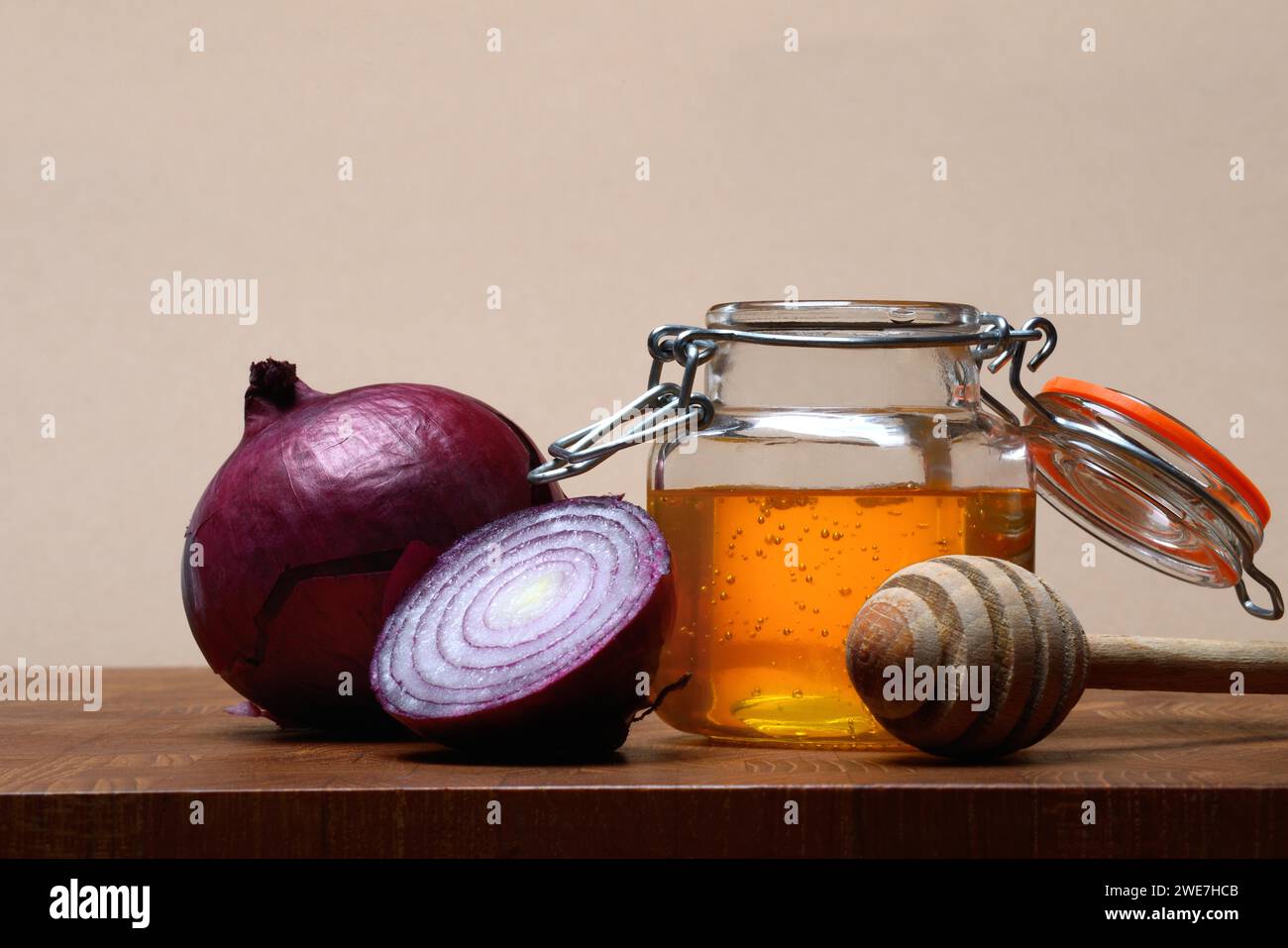 Miel dans un bocal et oignon rouge, ingrédients pour le sirop contre la toux Banque D'Images