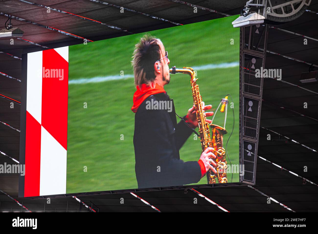 Saxophoniste Noah Fisherman joue au service commémoratif, service funéraire du FC Bayern Munich pour Franz Beckenbauer, Allianz Arena, Froettmaning Banque D'Images