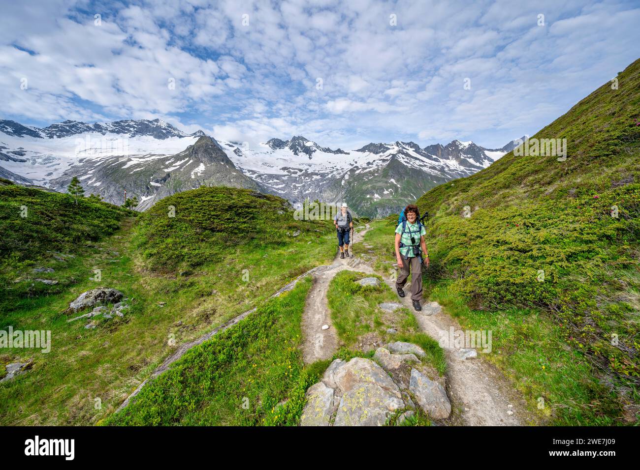 Deux alpinistes sur un sentier de randonnée dans un paysage montagneux pittoresque, sommets de montagne avec neige et glacier Hornkees et Waxeggkees, sommet Grosser Banque D'Images