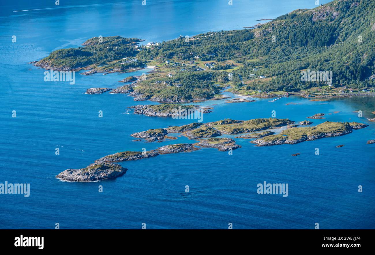 Côte et îles rocheuses à Raftsund, mer avec îles de l'archipel, Vesteralen, Norvège Banque D'Images