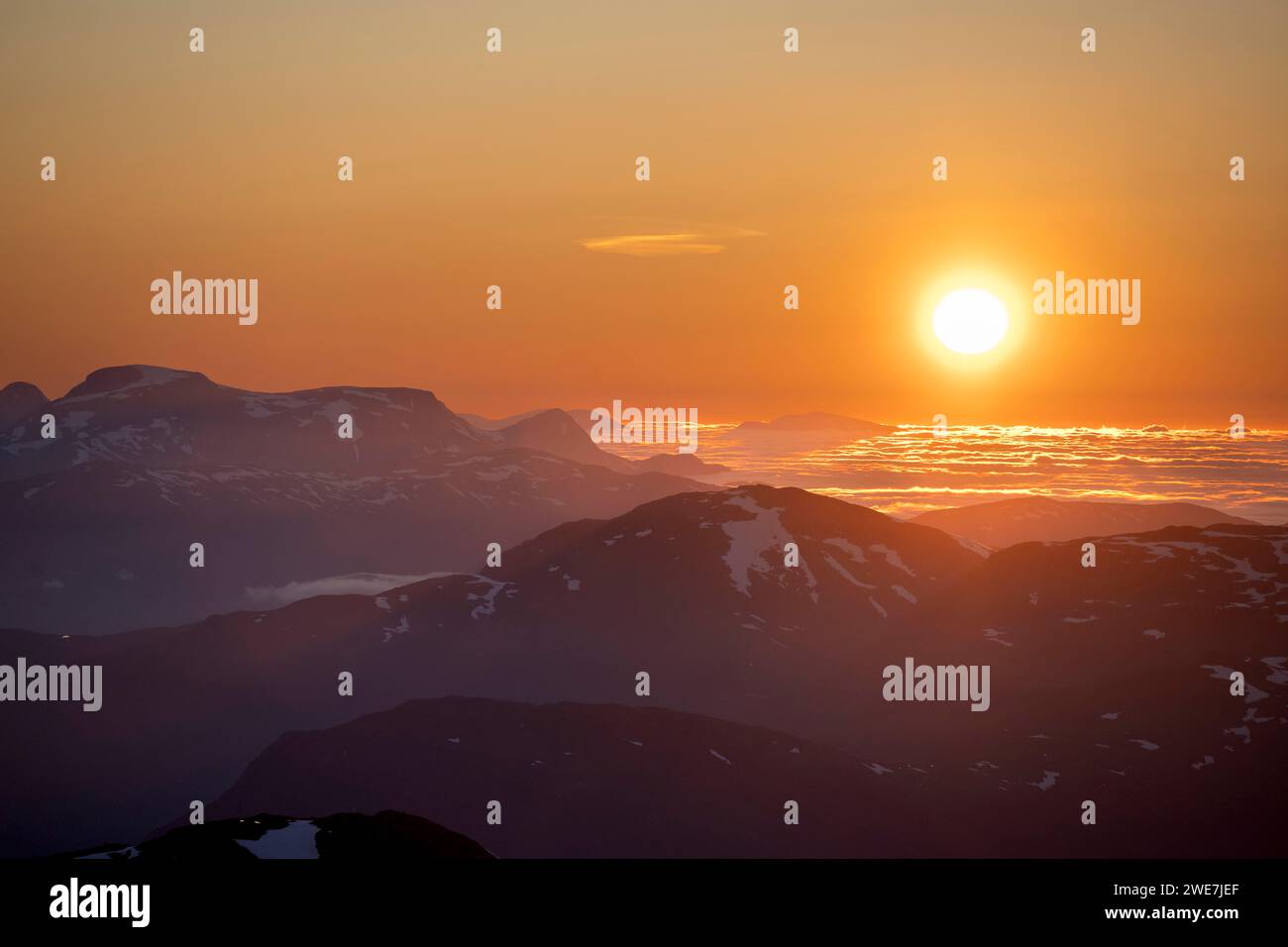 Soleil couchant derrière les montagnes, panorama de montagne depuis le sommet de Skala, Loen, Norvège Banque D'Images