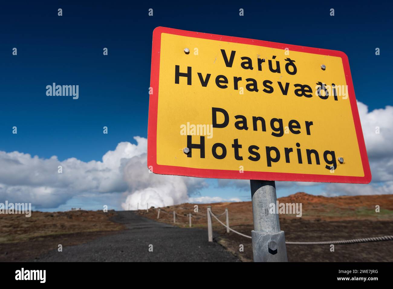 Panneau d'avertissement, source chaude, zone de haute température Gunnuhver, près de Grindavik, péninsule de Reykjanes, Islande Banque D'Images