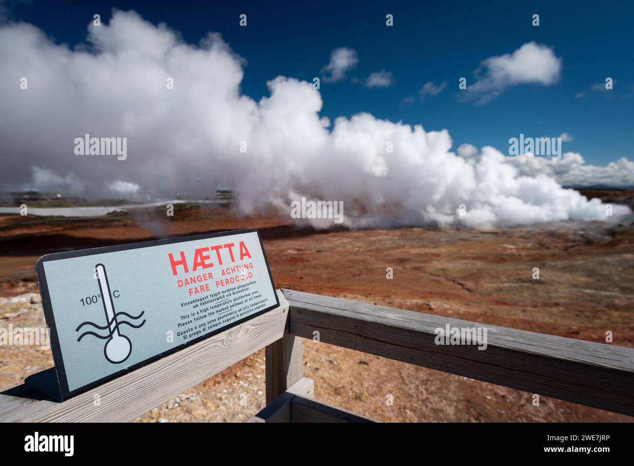 Panneau d'avertissement, source chaude, zone de haute température Gunnuhver, près de Grindavik, péninsule de Reykjanes, Islande Banque D'Images