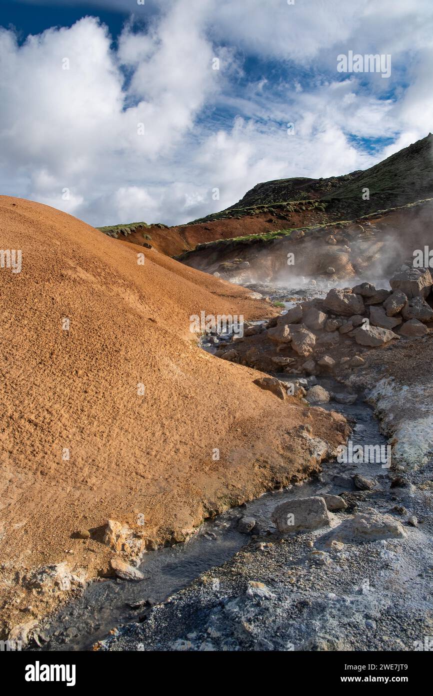 Pots de boue, solfataras, gisements minéraux colorés, zone géothermique de Seltoun près de Krysuvik ou Krisuvik, péninsule de Reykjanes, Islande Banque D'Images