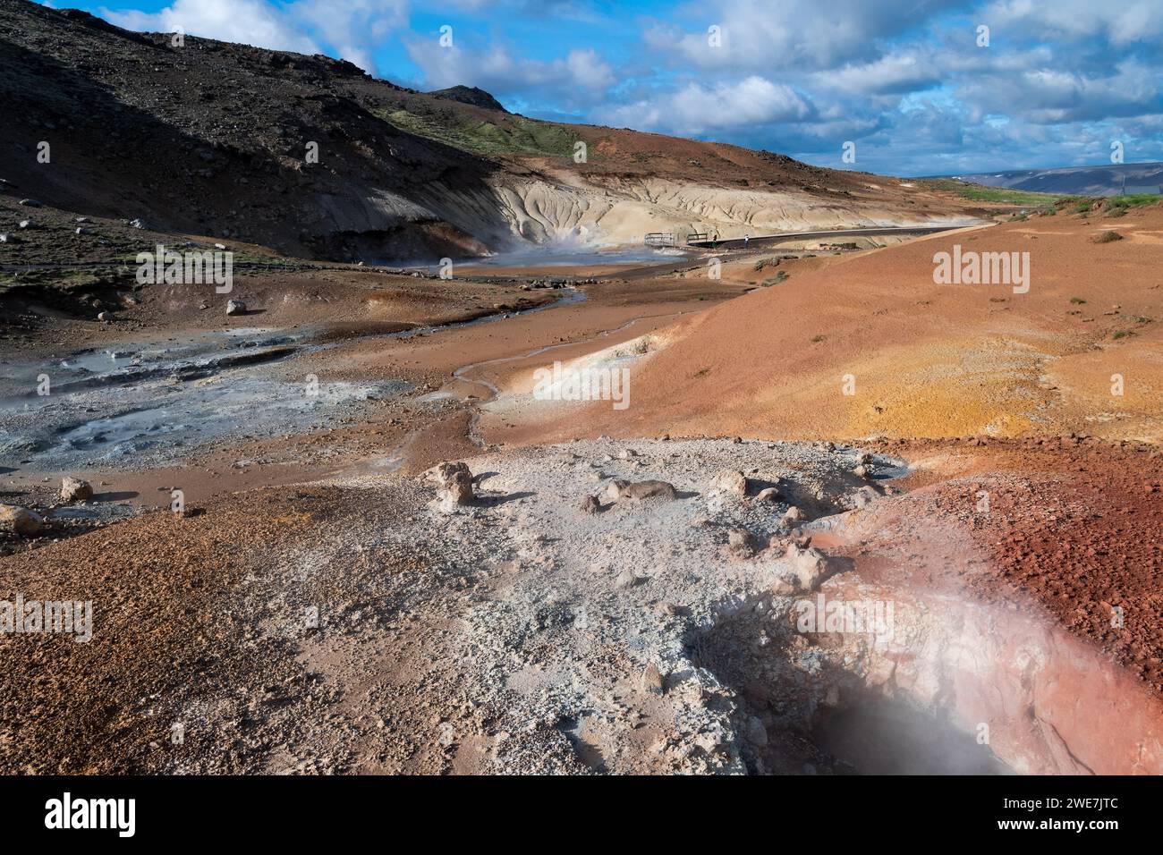 Pots de boue, solfataras, gisements minéraux colorés, zone géothermique de Seltoun près de Krysuvik ou Krisuvik, péninsule de Reykjanes, Islande Banque D'Images