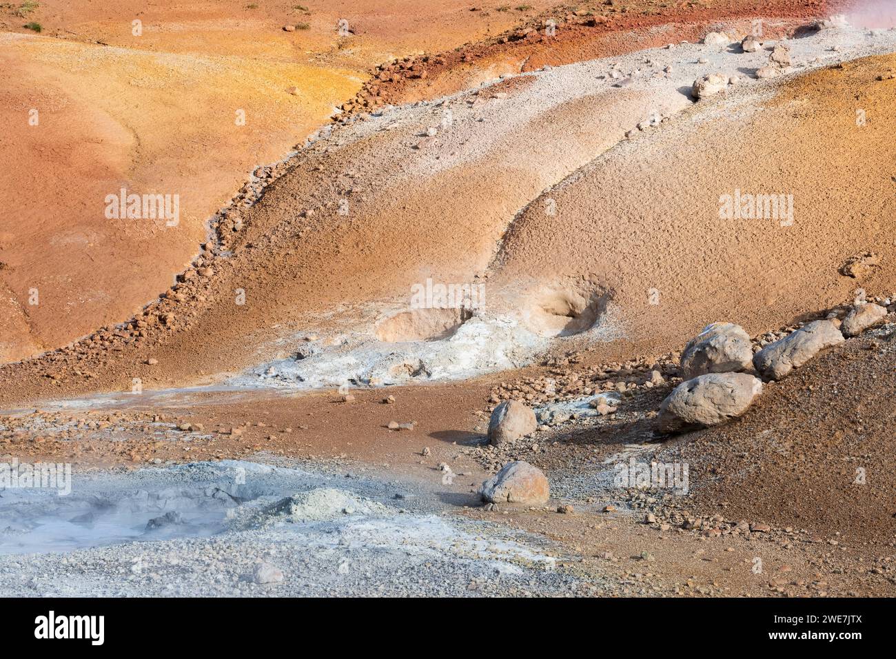 Pots de boue, gisement minéral coloré, zone géothermique de Seltoun près de Krysuvik ou Krisuvik, péninsule de Reykjanes, Islande Banque D'Images