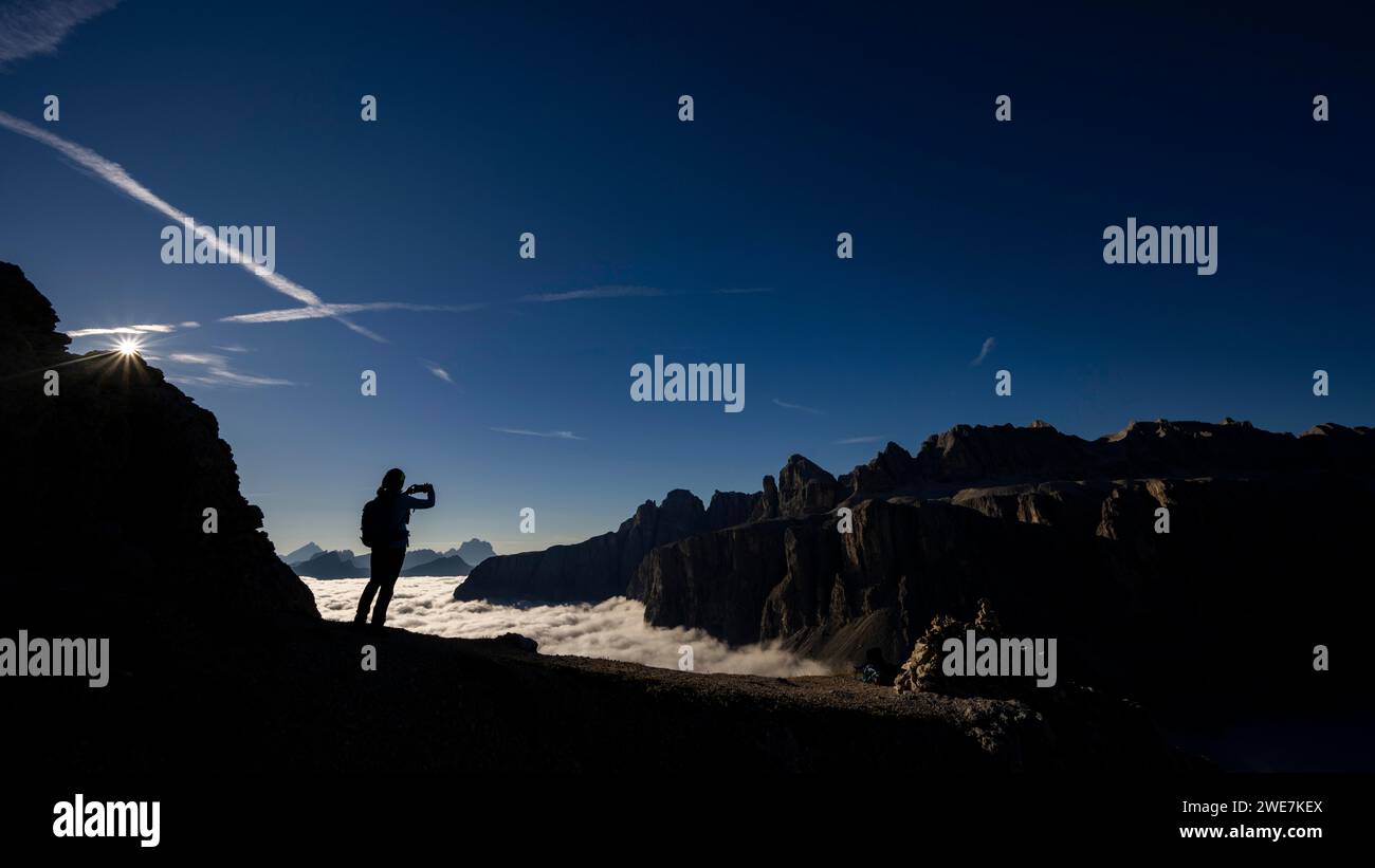 Photographe de téléphone portable sur la crête avec les montagnes Dolomites en arrière-plan, Corvara, Dolomites, Italie Banque D'Images