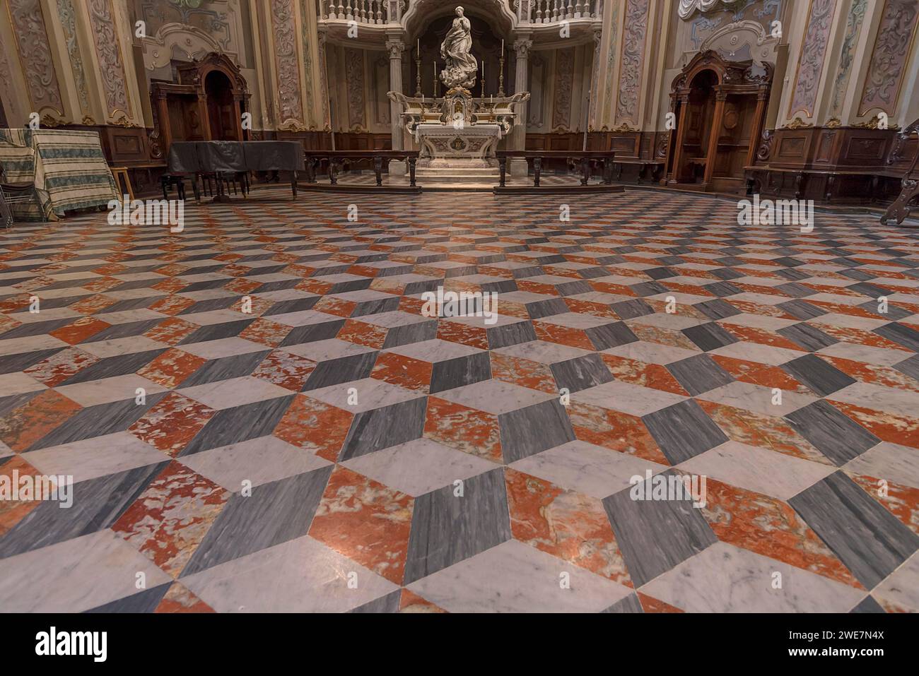 Sol en mosaïque devant l'autel dans l'église de San Filippo Neri, construite en 1749, via Lomellini, Gênes, Italie Banque D'Images