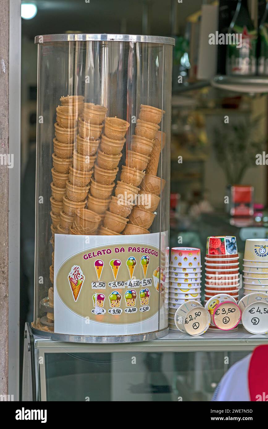 Cornets et tasses de crème glacée dans un glacier, Gênes, Italie Banque D'Images Cornets et tasses de crème glacée dans un glacier, Gênes, Italie Banque D'Images