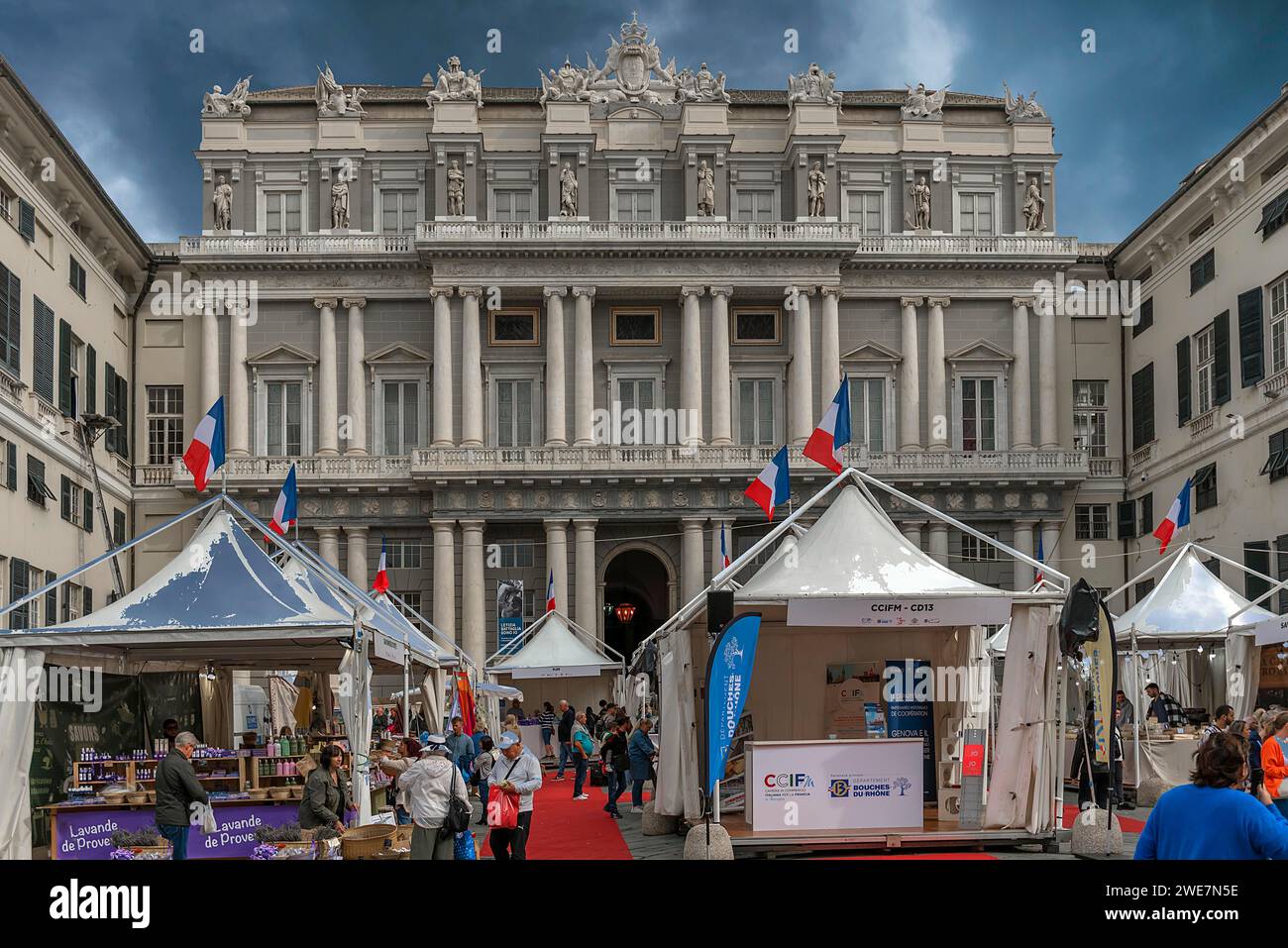 Étals d'un marché hebdomadaire en face du Palazzo Ducale, ouvert en 1339, Piazza Giacomo Matteotti, 9, Gênes, Italie Banque D'Images