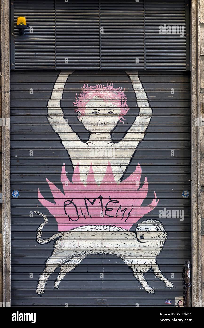 Graffiti sur un volet fermé dans le centre historique de Gênes, Italie Banque D'Images