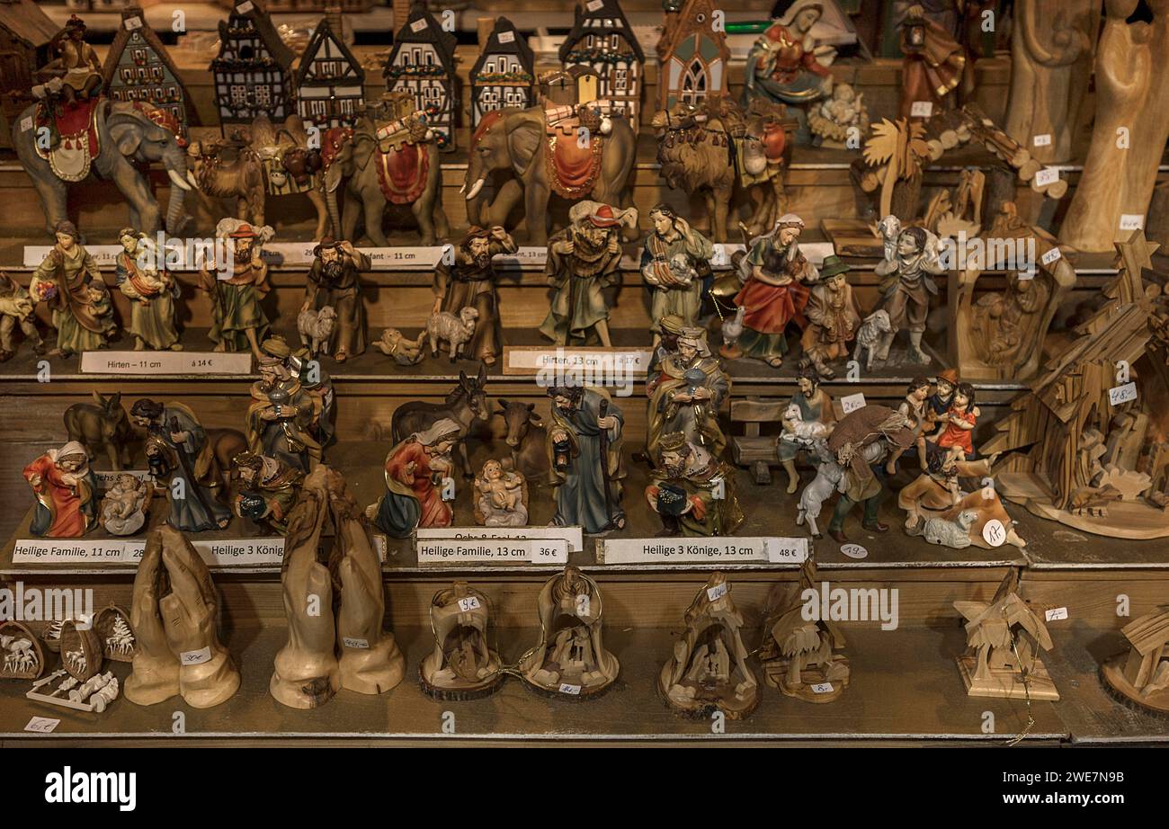 Stand avec des personnages de la crèche au Christkindlesmarkt, Nuremberg, moyenne Franconie, Bavière, Allemagne Banque D'Images