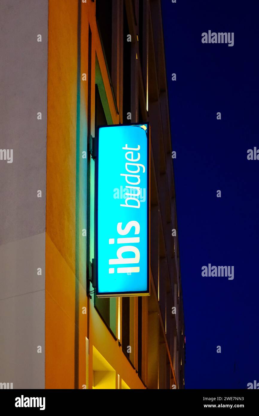 Enseigne lumineuse Ibis Budget, Hambourg, Allemagne Banque D'Images