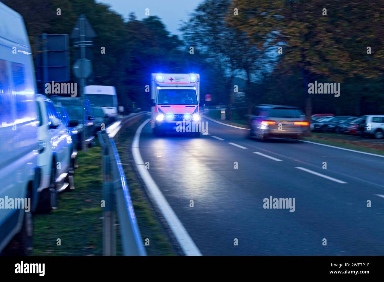 Médecin urgentiste avec feux bleus en service sur une route de campagne, ambulance, service de secours, Croix-Rouge allemande, Ortenberg, Wetterau, Hesse, Allemagne Banque D'Images