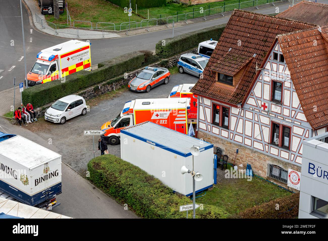 Ambulance, Croix-Rouge allemande, ambulancier, urgentiste en attente au festival public Kalter Markt, centre social Upper Niddertal au Banque D'Images