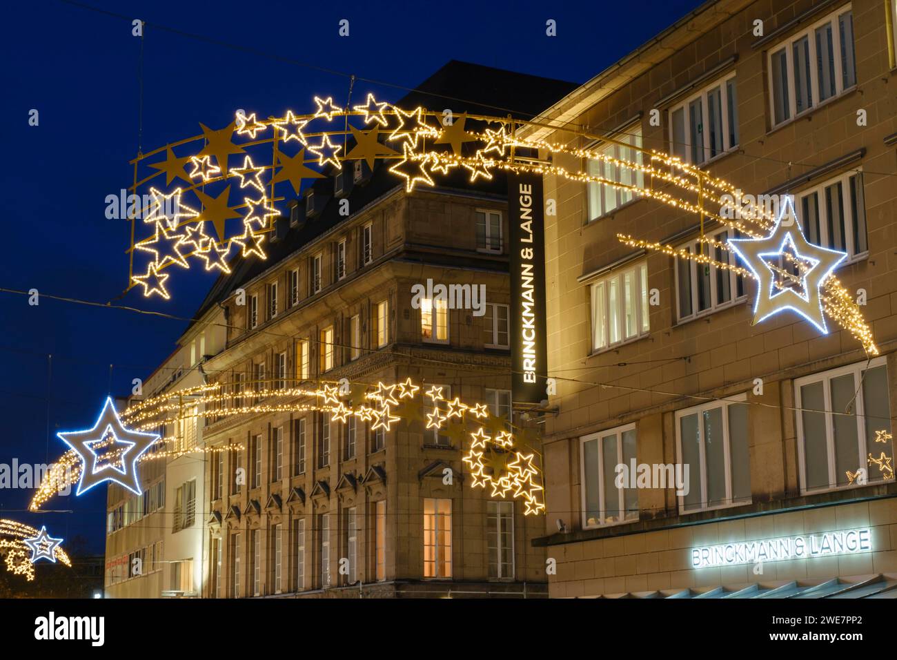 Étoiles filantes au-dessus de la zone piétonne, lumières de Noël, semaines lumière, heure bleue, ville d'Essen, région de la Ruhr, Rhénanie du Nord-Westphalie, Allemagne Banque D'Images